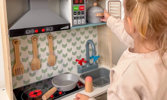 Drewniane kuchnie dla dzieci – nauka przez zabawę